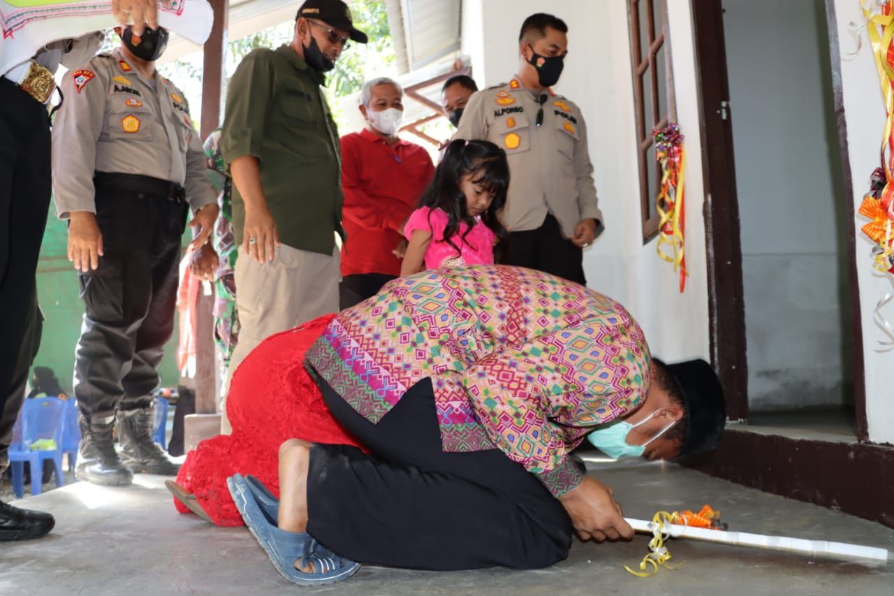 Ica Kusmoyo Sujud Syukur Saat Terima Kunci Rumah Dari Kapolres Inhu
